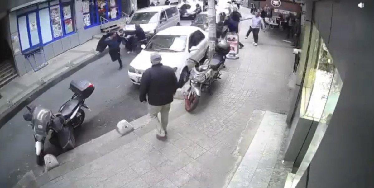 Kağıthane’de börekçiye dışarıdan yemek getirdi, sopalı sandalyeli kavga çıktı