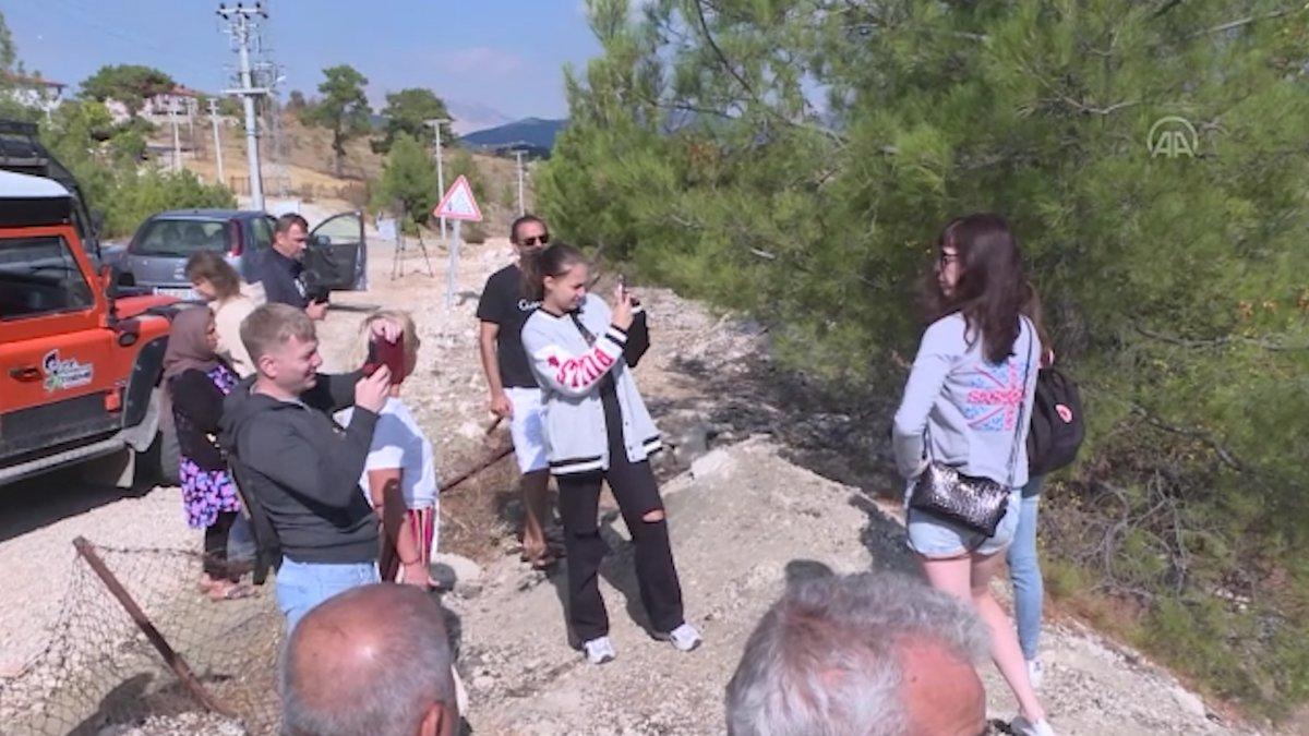 Antalya’da turistler, ‘yangın manzaralı’ fotoğraflar çektirdi