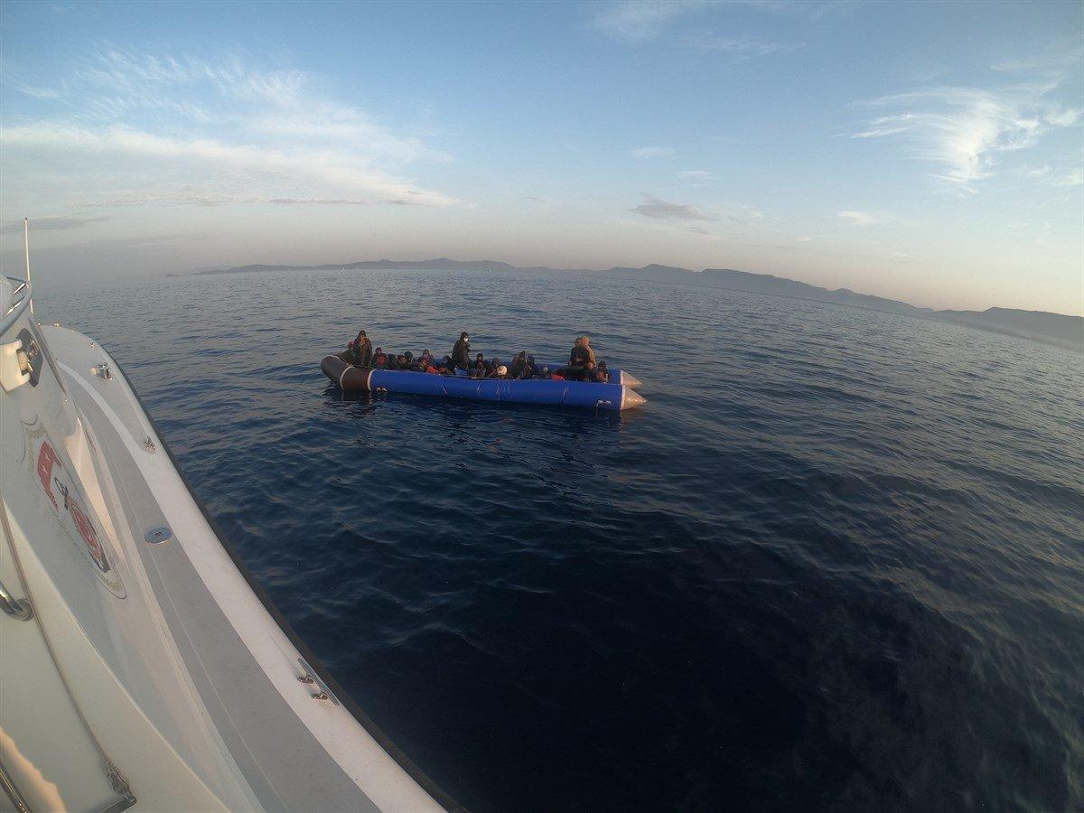 İzmir'de 100 göçmen kurtarıldı