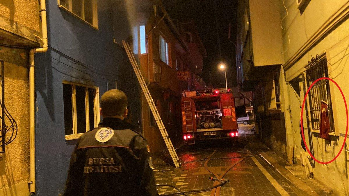 Bursa'da yangına müdahale eden itfaiye eri, Türk bayrağını yanmaktan kurtardı