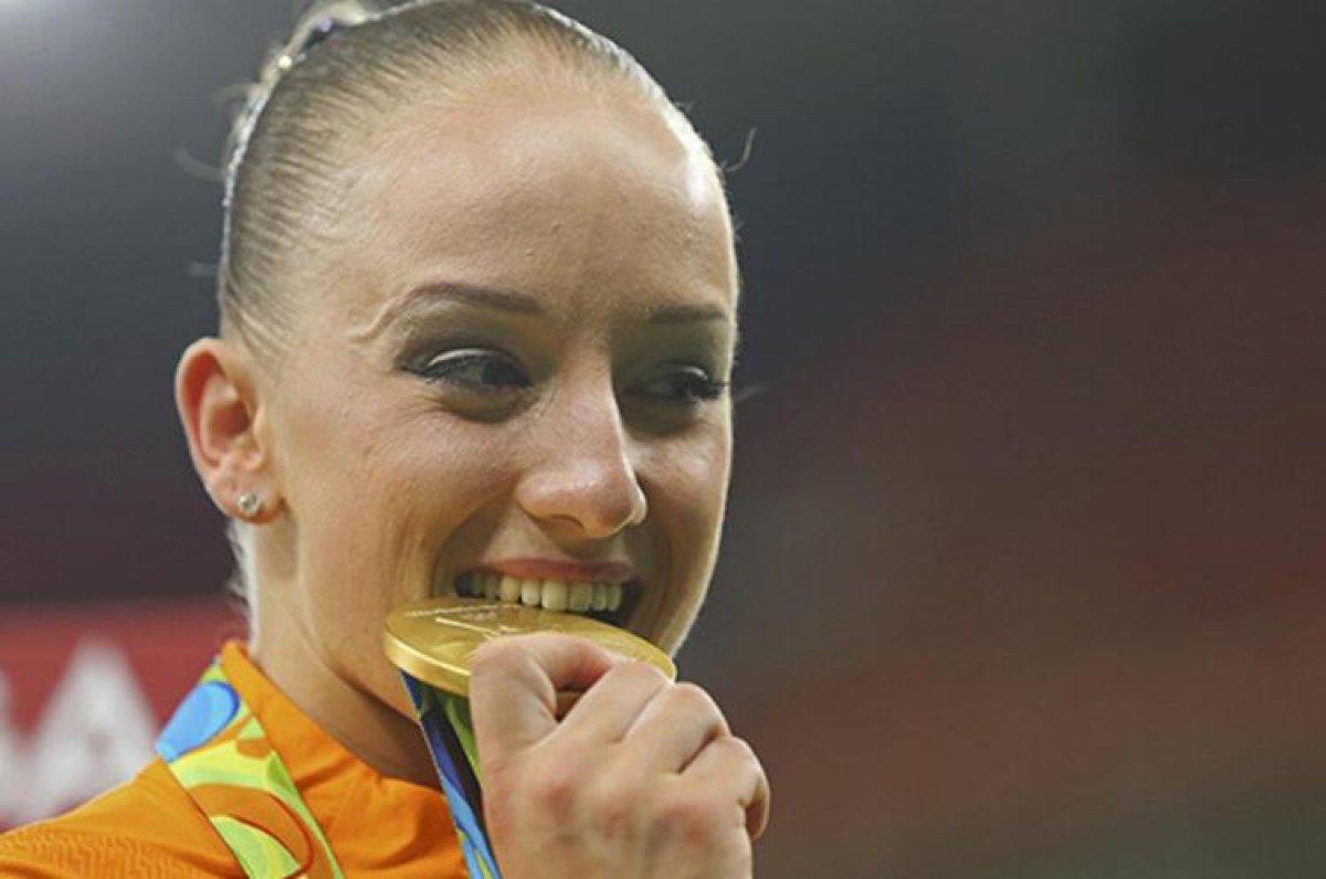 Sporcular madalyalarını neden ısırır