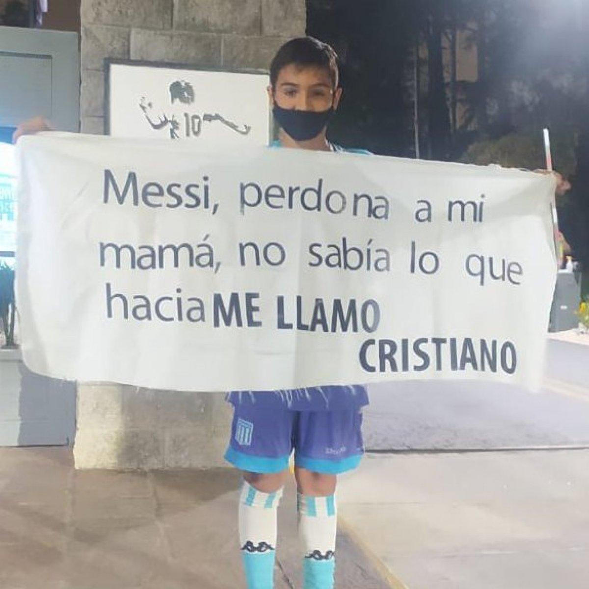 Küçük Arjantinli taraftarın Messi pankartı