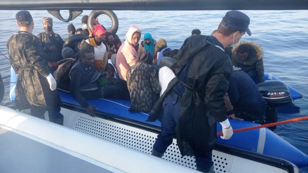 İzmir'de 100 göçmen kurtarıldı