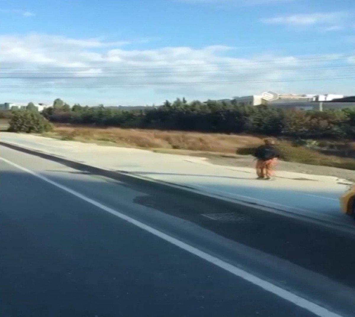 İstanbul'da kaldırımdan giden taksi, korna çalarak yayadan yol istedi