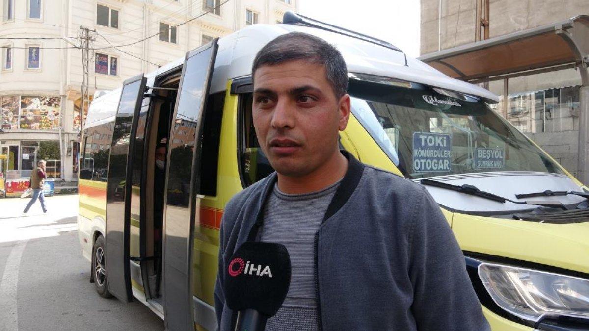 Van'da minibüs şoförü, aracında kitaplık oluşturdu