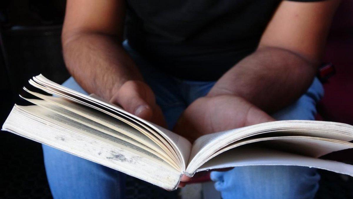 Van'da minibüs şoförü, aracında kitaplık oluşturdu