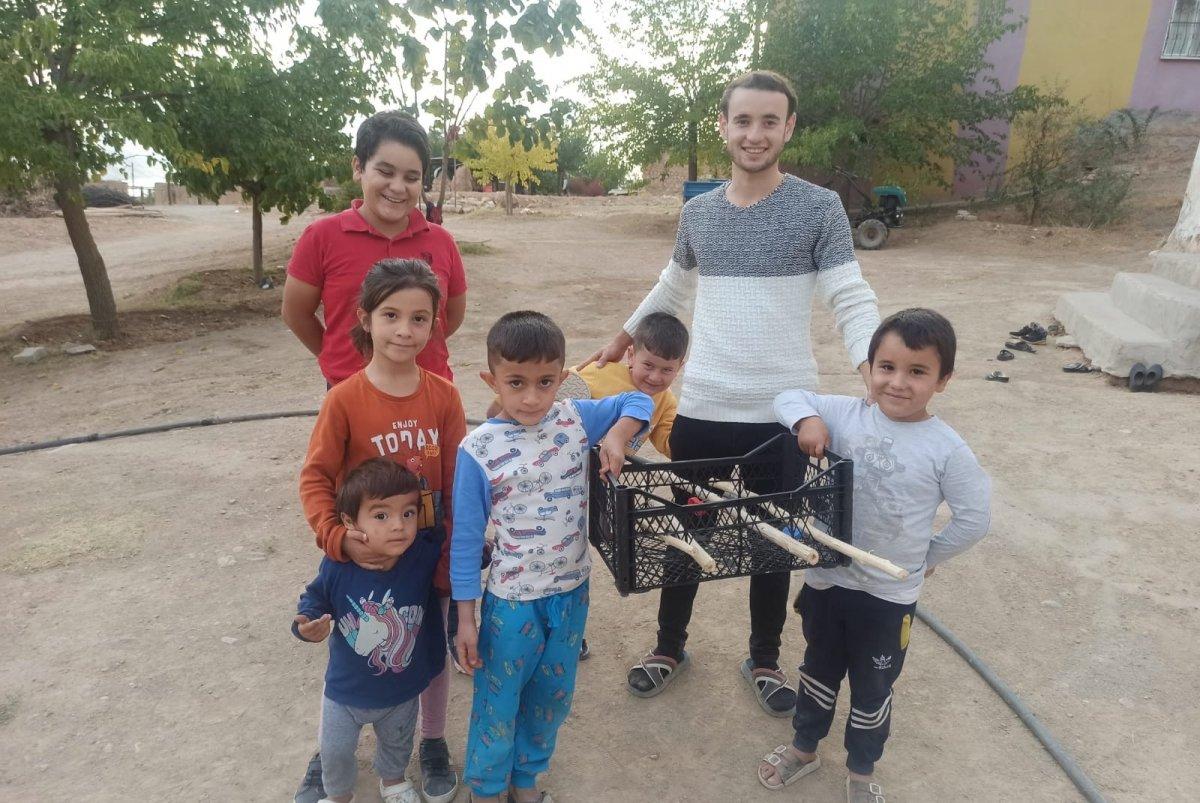 Elazığ'da çocuklar için meyve kasasından langırt yapıldı