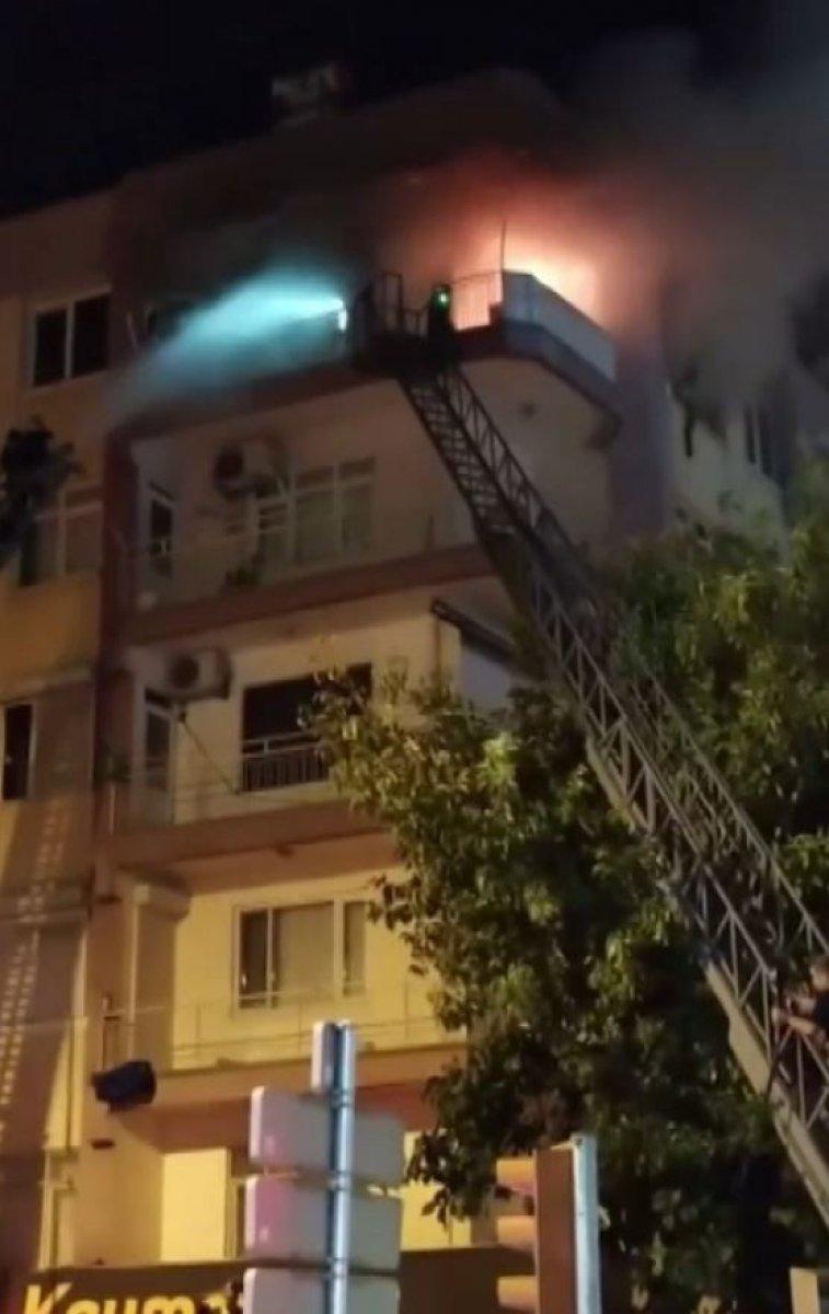 Antalya'da bir evde başlayan yangın tüm binayı sardı