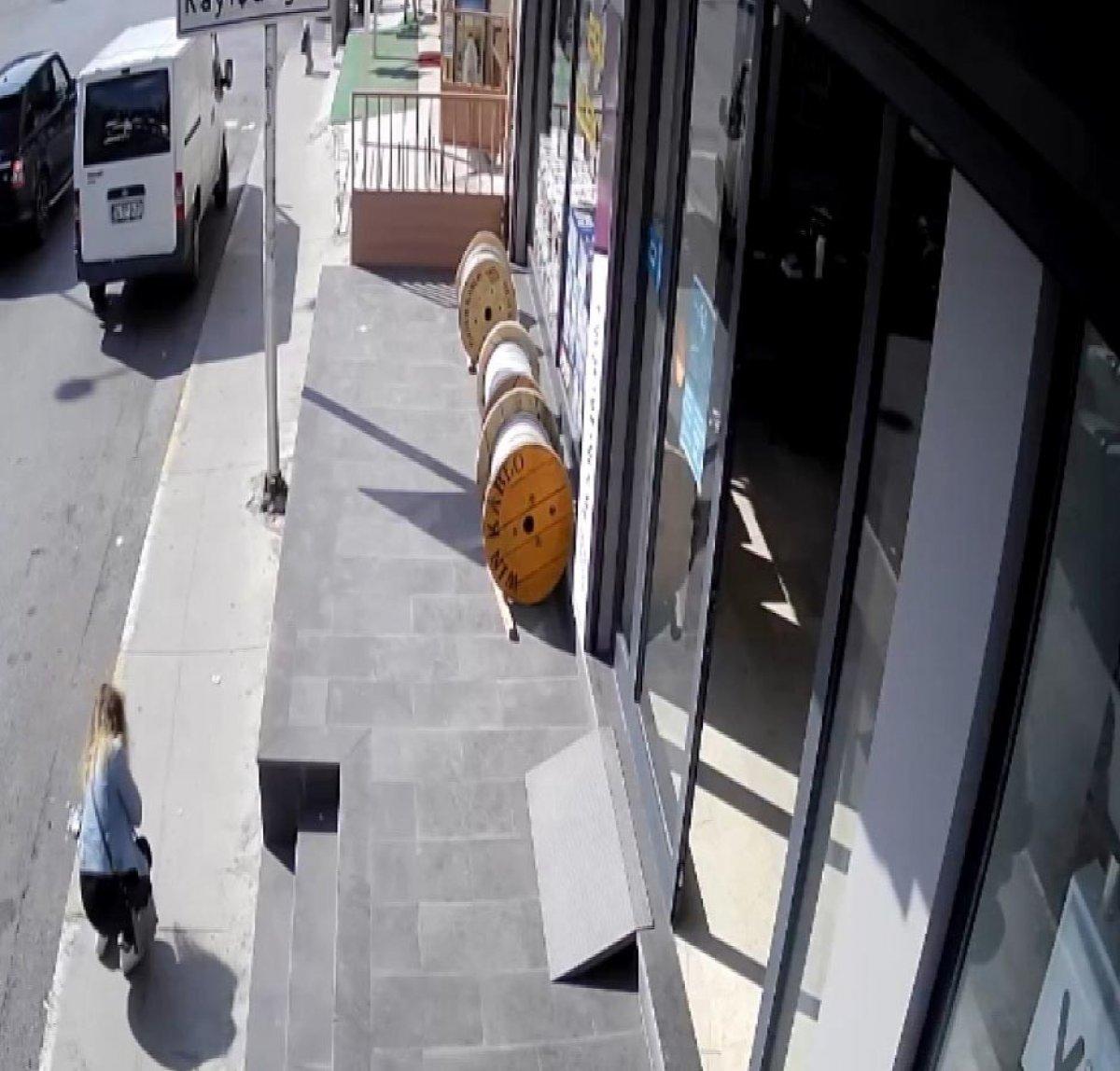 Ataşehir'de yerde bulduğu parayı alan kadını arama çalışması sürüyor