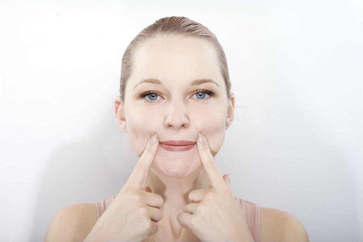 Demet Özdemir'in güzellik sırrı yüz yogası çıktı! İşte daha genç bir cilt için 5 öneri