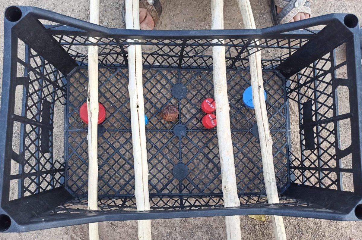 Elazığ'da çocuklar için meyve kasasından langırt yapıldı