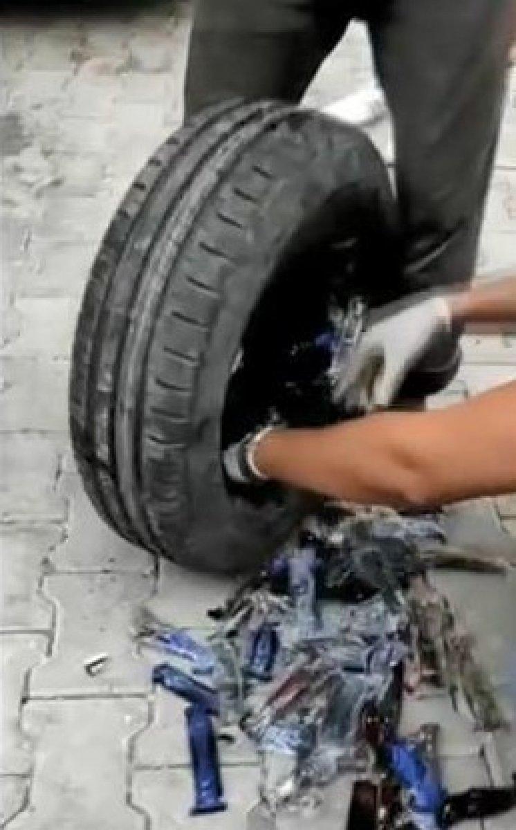 Suriye’den gelen otomobilde 290 bıçak ile 40 muşta ele geçirildi