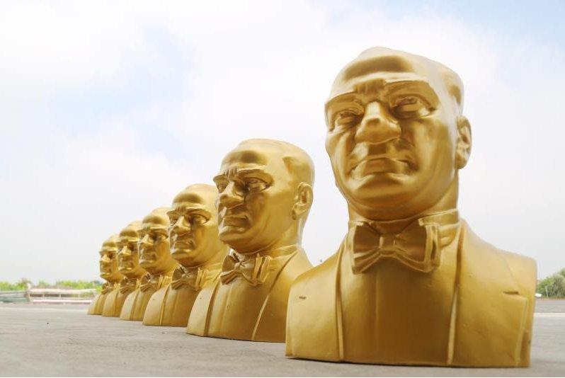 CHP'li Mezitli Belediyesi'nden heykel açılışı