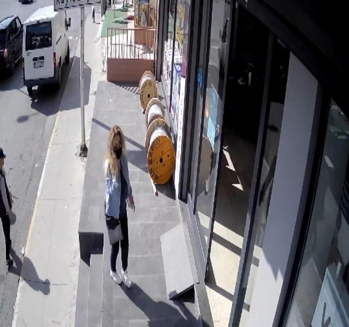 Ataşehir'de yerde bulduğu parayı alan kadını arama çalışması sürüyor