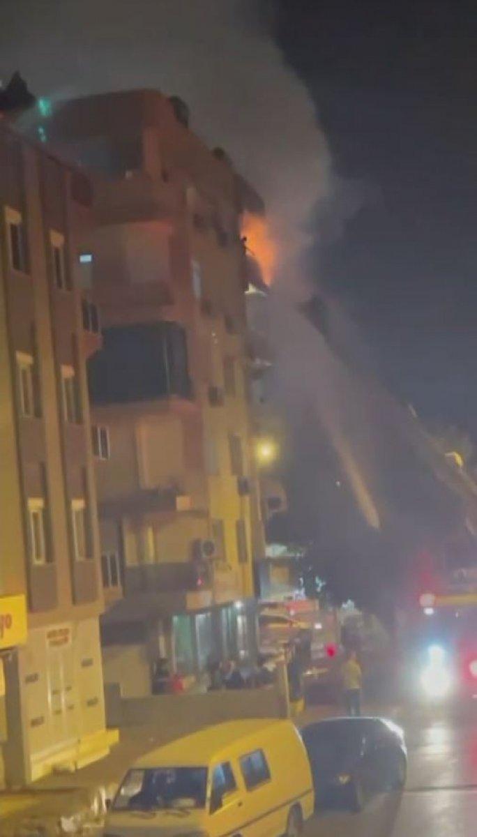 Antalya'da bir evde başlayan yangın tüm binayı sardı