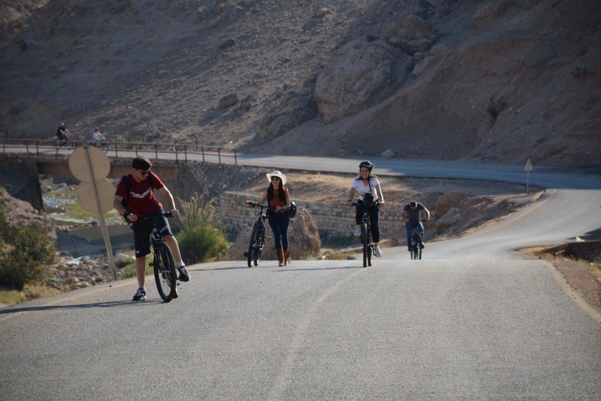Öğretmenler Cudi Dağı’na bisiklet sürüp, mağarada çiğ köfte yedi