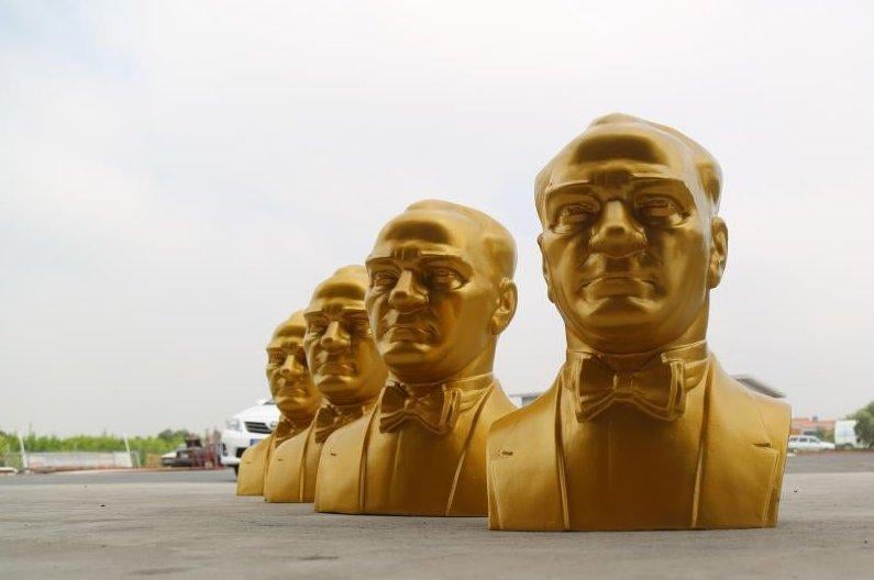 CHP'li Mezitli Belediyesi'nden heykel açılışı