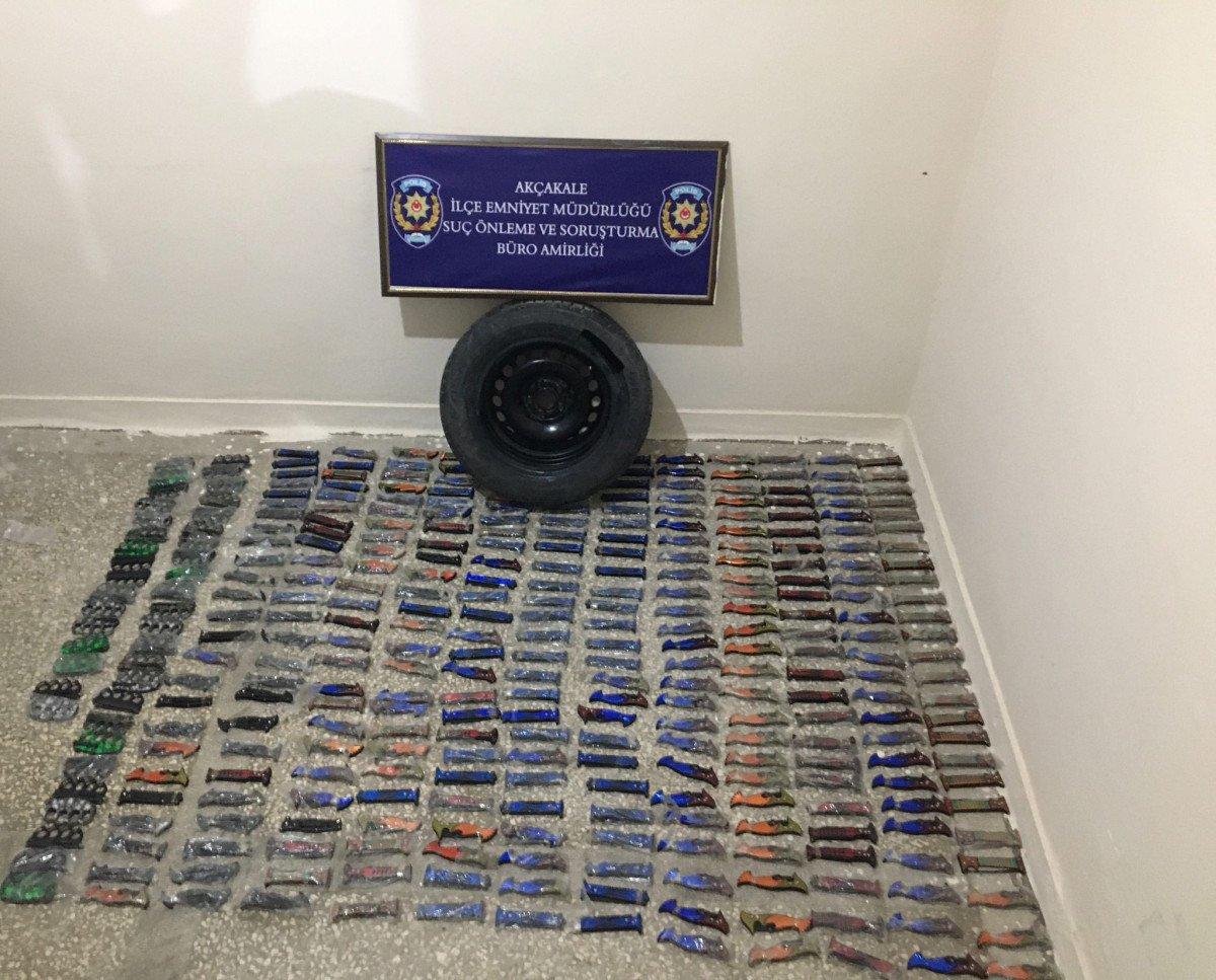 Suriye’den gelen otomobilde 290 bıçak ile 40 muşta ele geçirildi