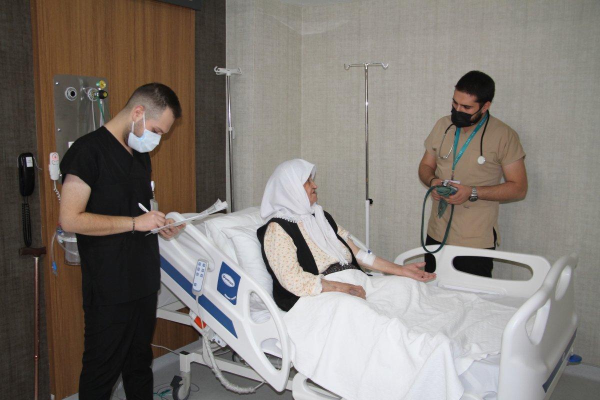 Elazığ’da çift doz aşı olan 89 yaşındaki Firdevs Nine, koronayı hafif geçirdi