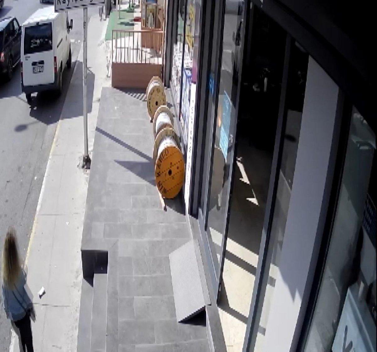 Ataşehir'de yerde bulduğu parayı alan kadını arama çalışması sürüyor