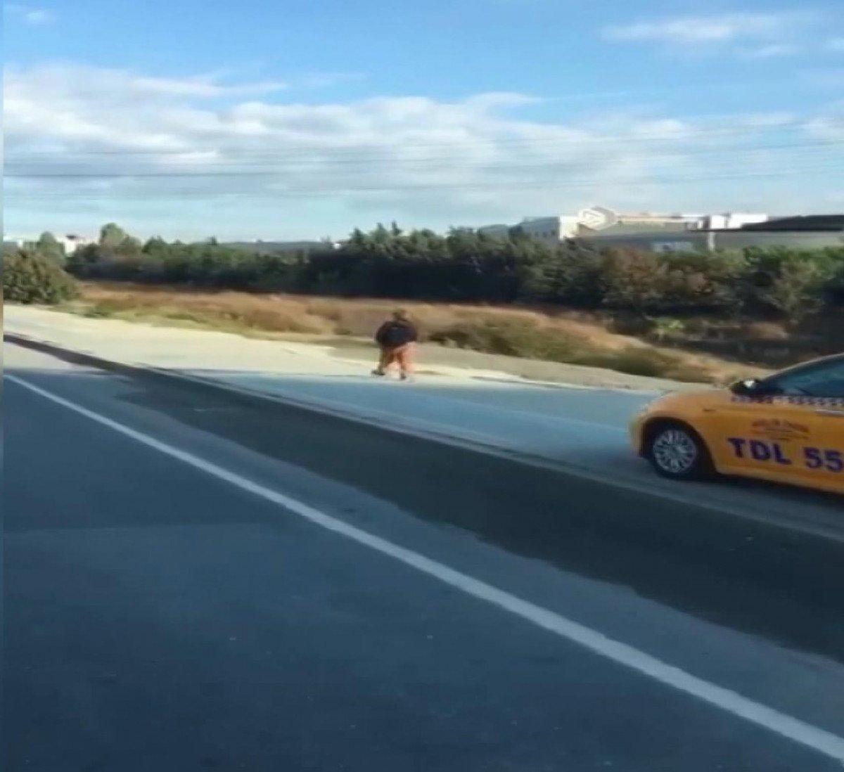 İstanbul'da kaldırımdan giden taksi, korna çalarak yayadan yol istedi