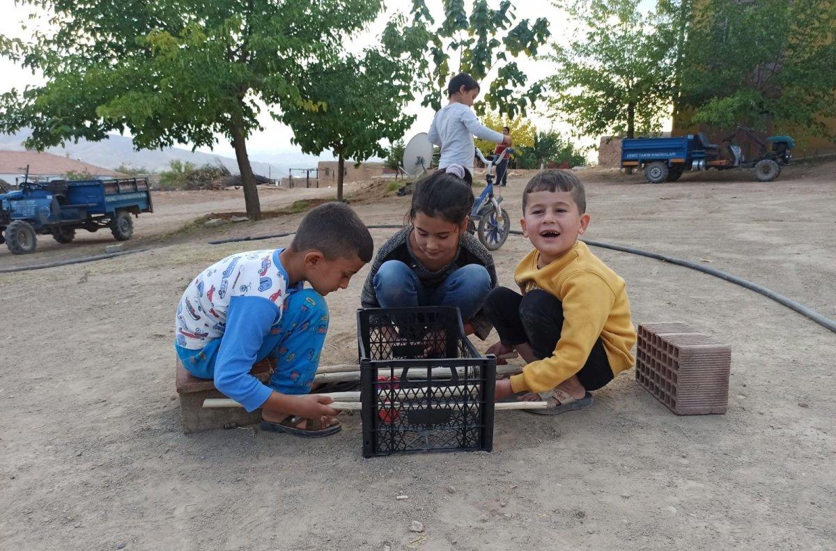 Elazığ'da çocuklar için meyve kasasından langırt yapıldı