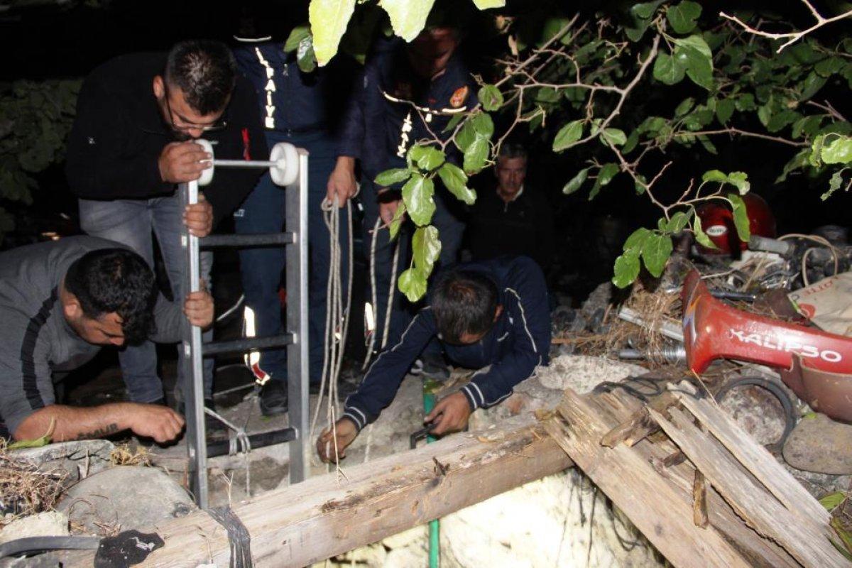 Manisa'da su kuyusuna düşen keçileri kurtarmak için zamanla yarıştılar