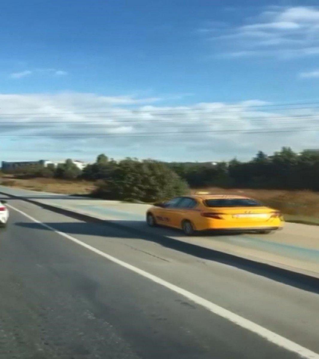 İstanbul'da kaldırımdan giden taksi, korna çalarak yayadan yol istedi