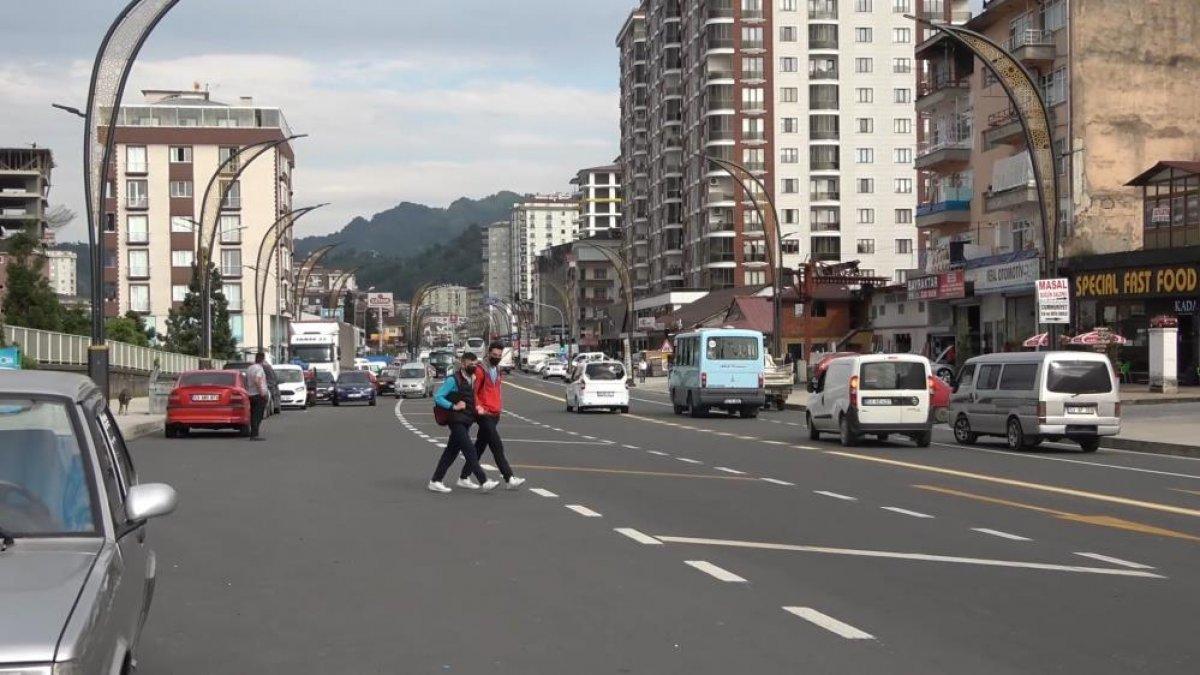 Rize’de öğrencilerin tehlikeli okul yolculuğu