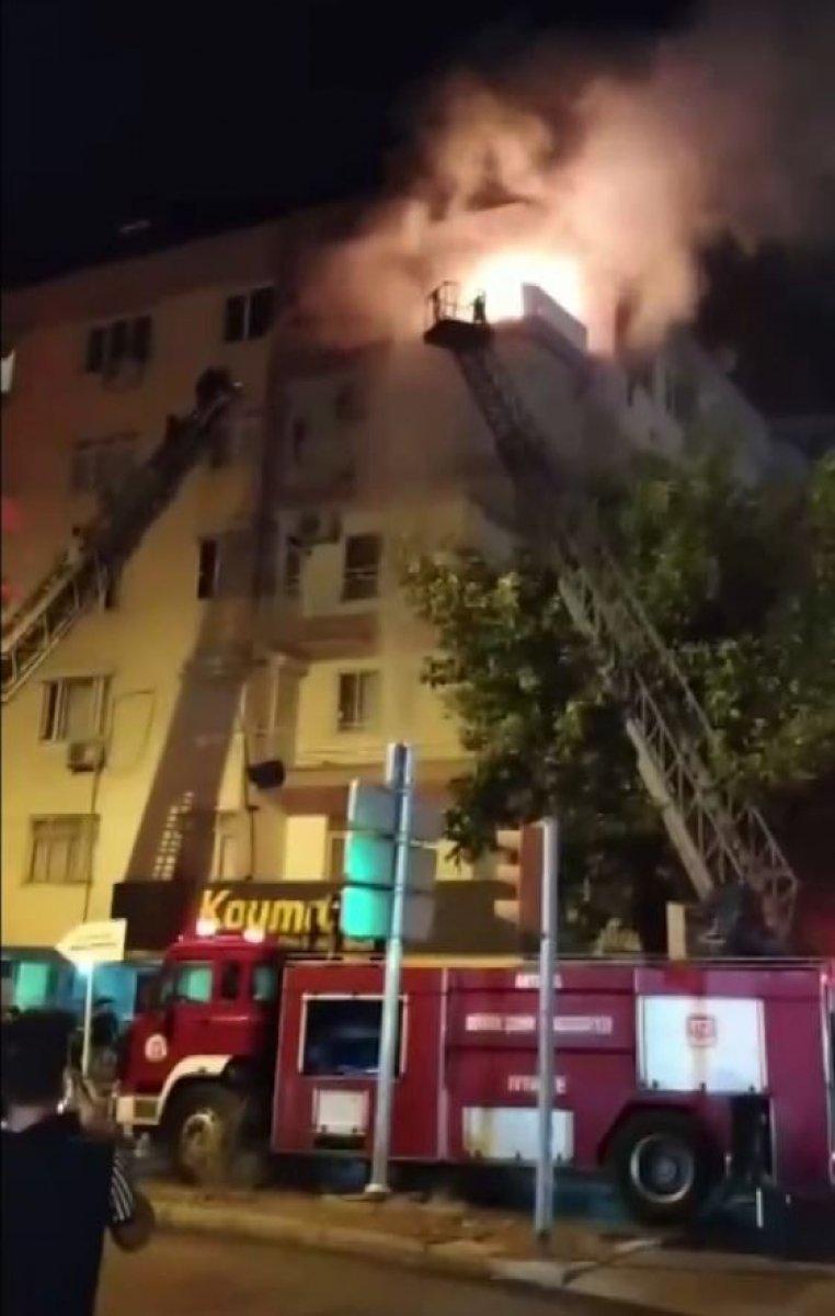 Antalya'da bir evde başlayan yangın tüm binayı sardı