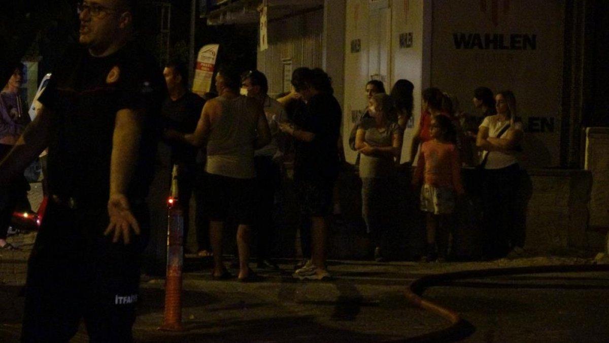 Antalya'da bir evde başlayan yangın tüm binayı sardı