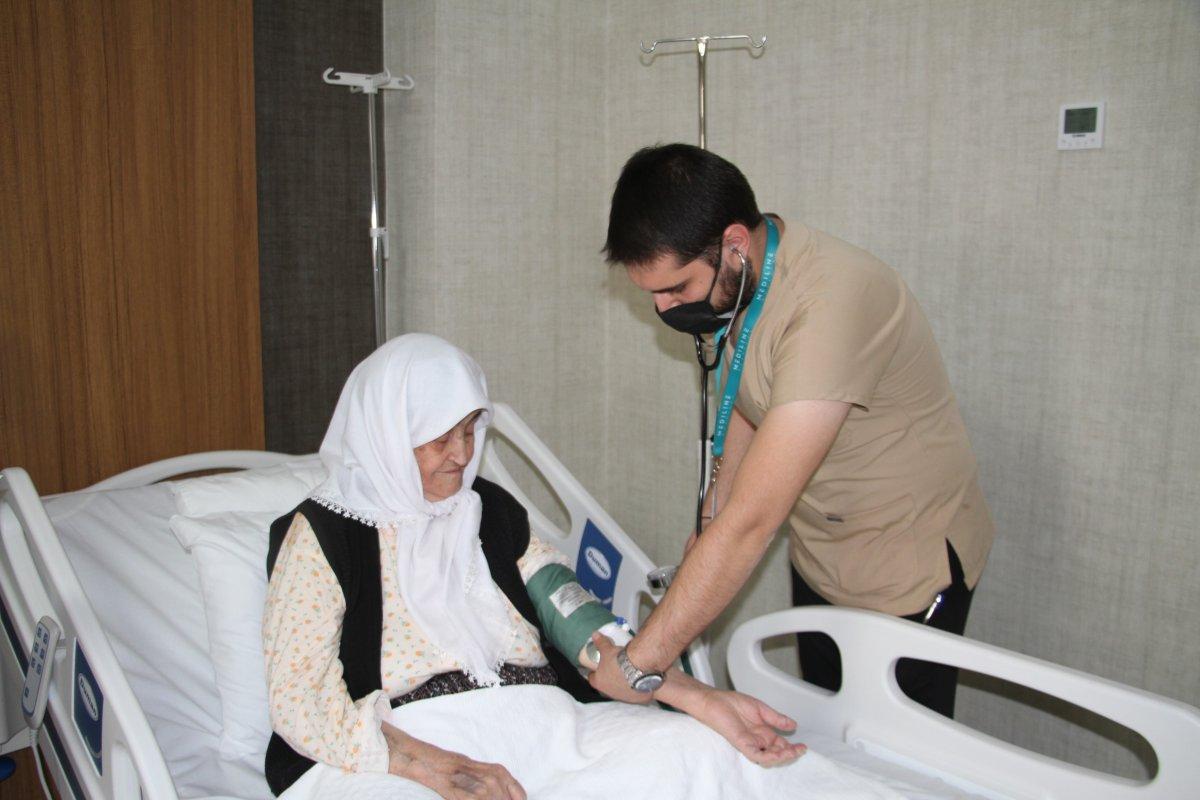 Elazığ’da çift doz aşı olan 89 yaşındaki Firdevs Nine, koronayı hafif geçirdi