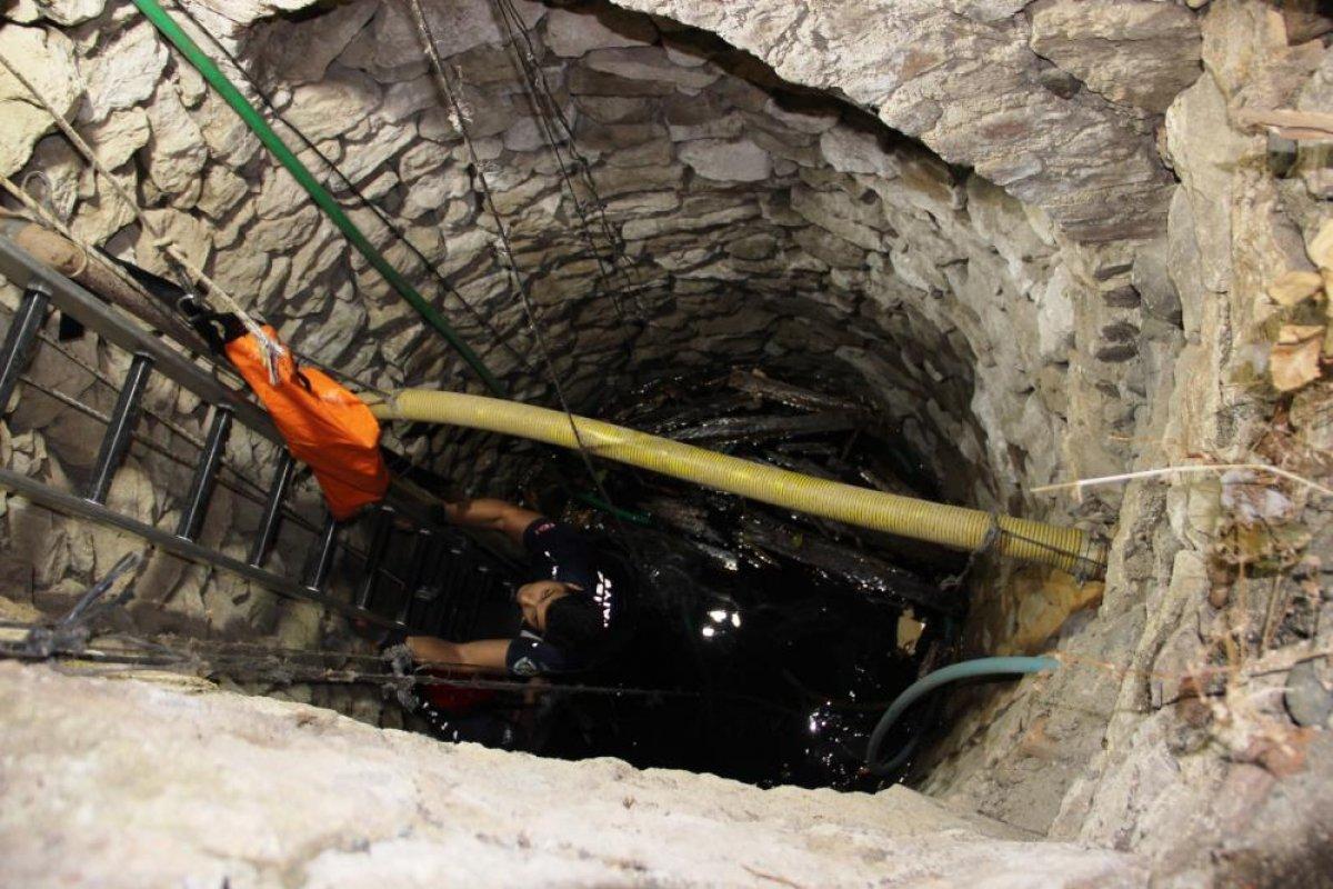 Manisa'da su kuyusuna düşen keçileri kurtarmak için zamanla yarıştılar