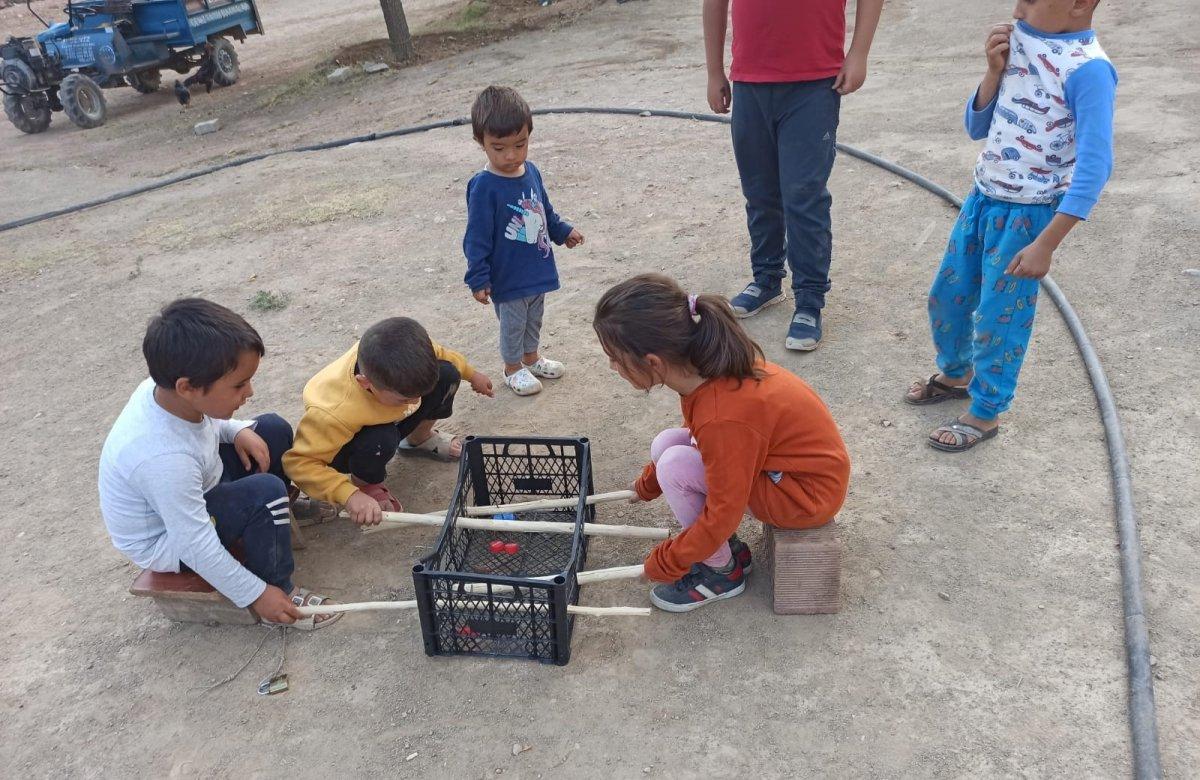 Elazığ'da çocuklar için meyve kasasından langırt yapıldı