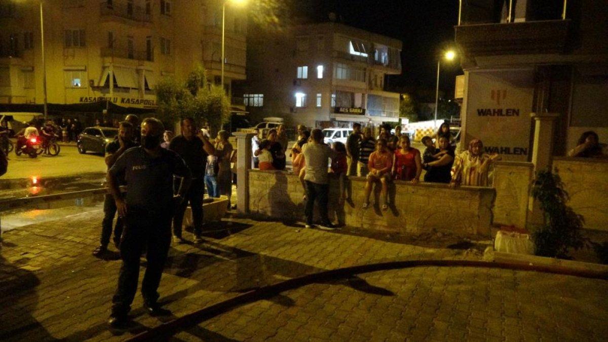 Antalya'da bir evde başlayan yangın tüm binayı sardı