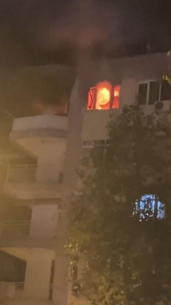 Antalya'da bir evde başlayan yangın tüm binayı sardı
