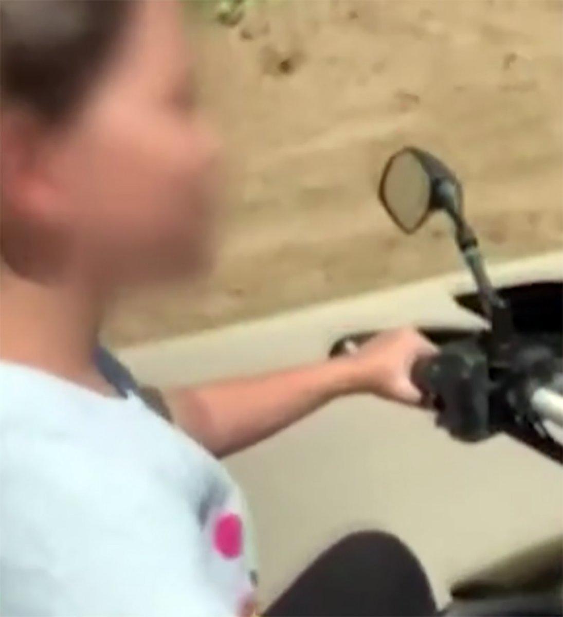 İstanbul'da küçük yaştaki kızına motosiklet kullandıran baba