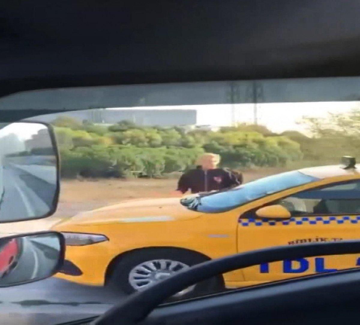 İstanbul'da kaldırımdan giden taksi, korna çalarak yayadan yol istedi