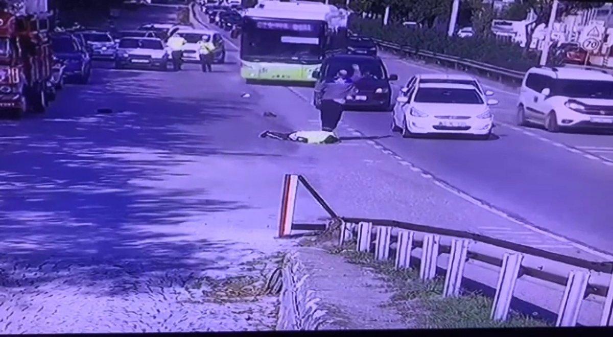 Kocaeli'de trafik polisi, kaçan sürücünün aracıyla sürüklendi