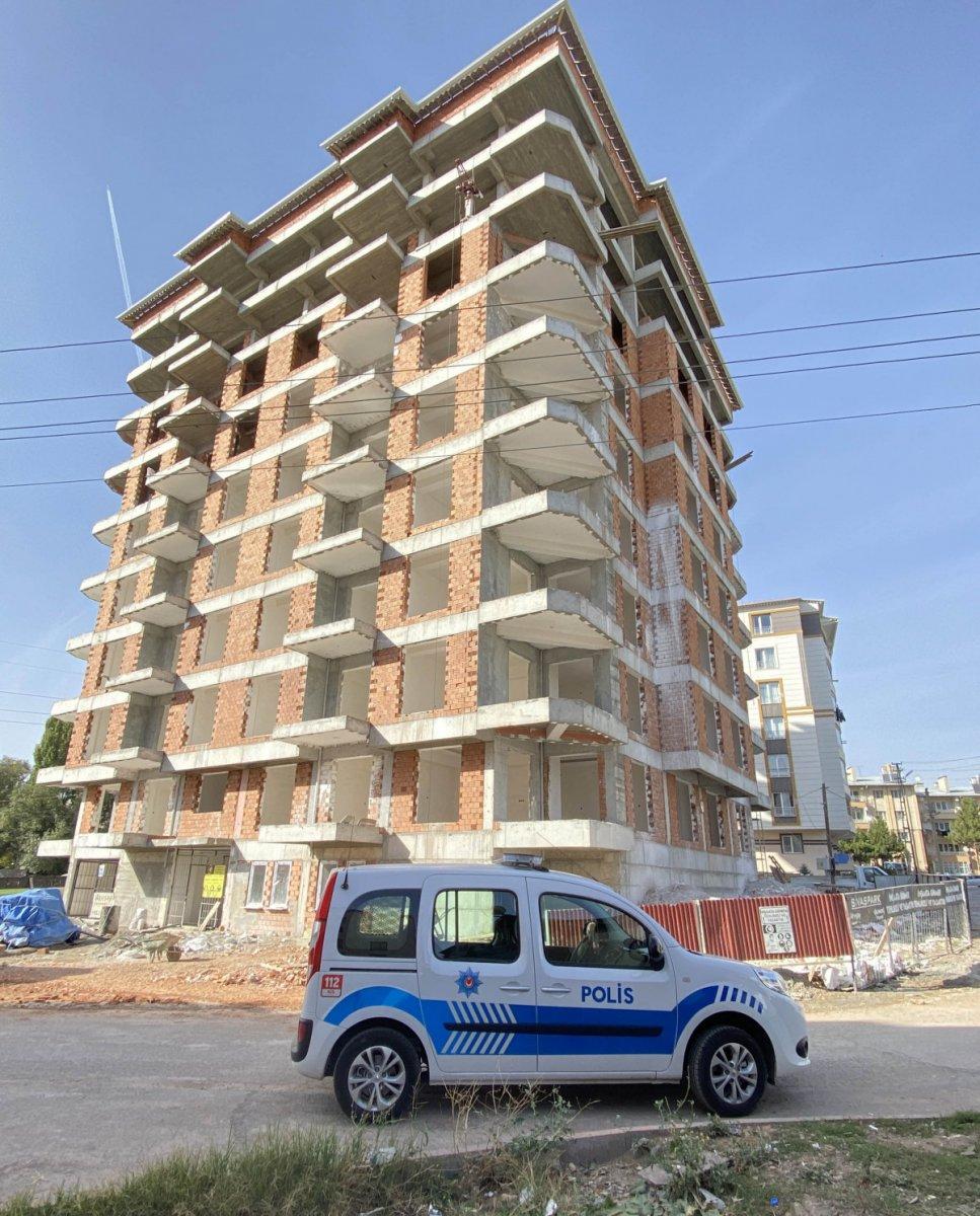 Sivas'ta inşaattan düşen duvar ustası ağır yaralandı