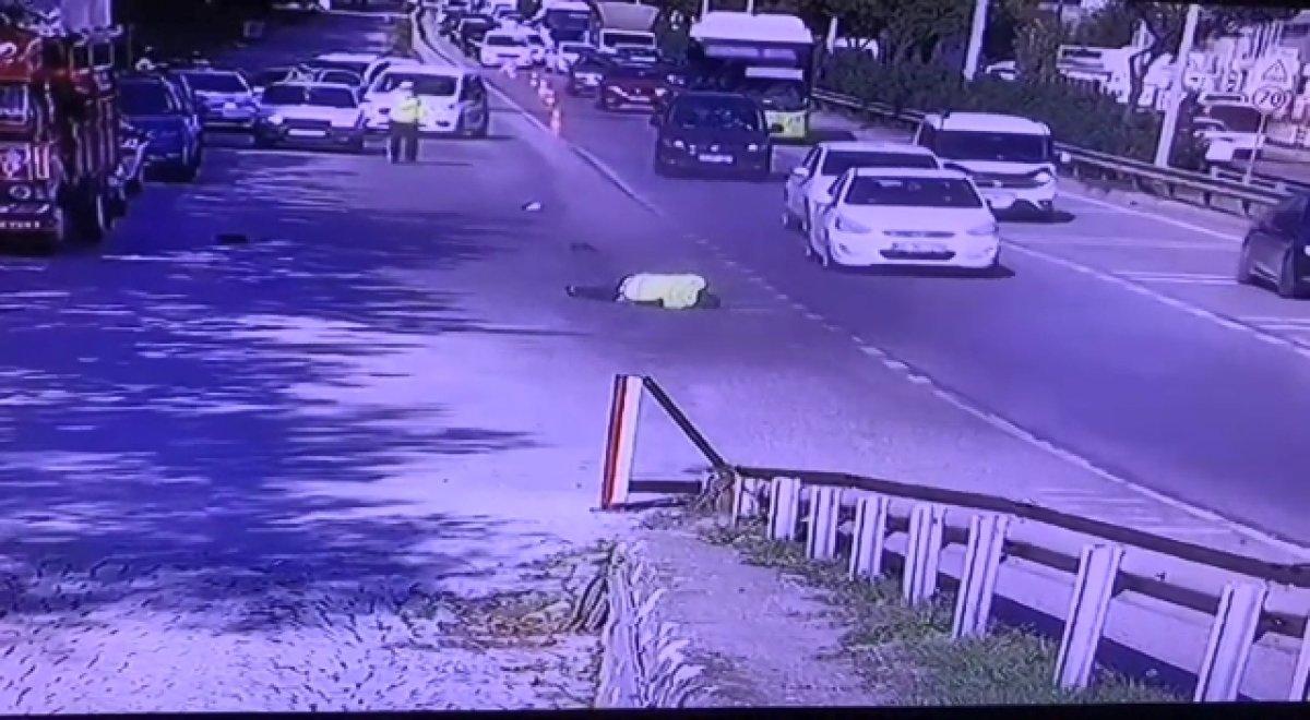 Kocaeli'de trafik polisi, kaçan sürücünün aracıyla sürüklendi