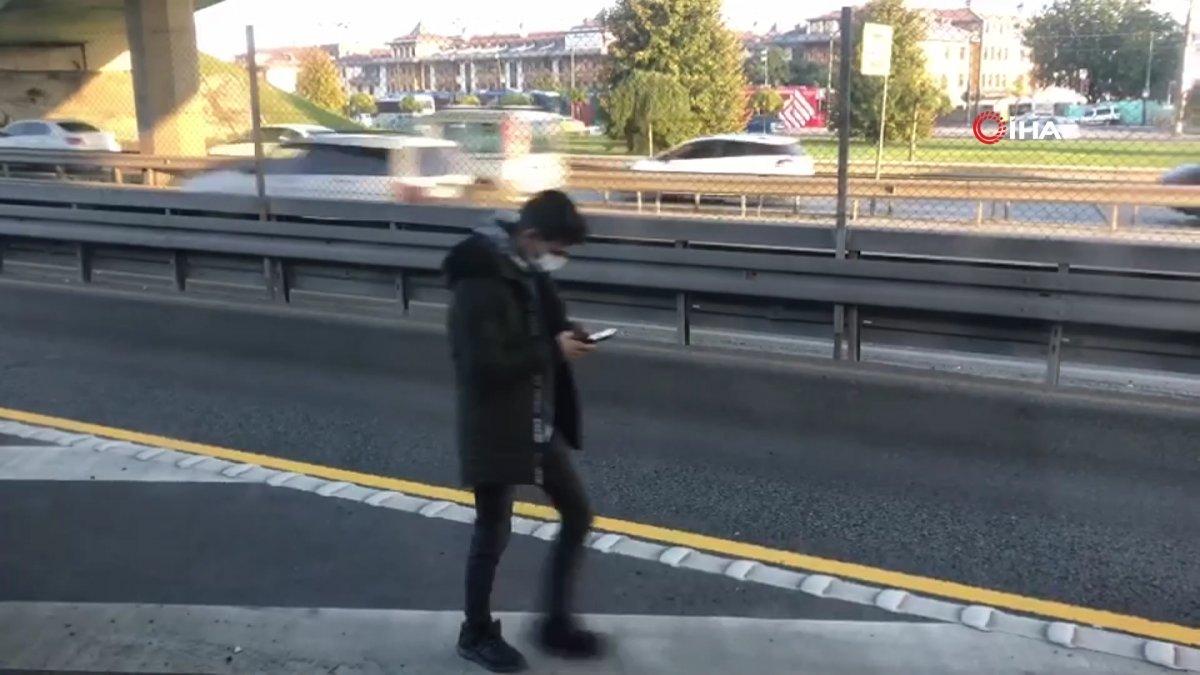 Metrobüs arızalanınca yolcular yürümek zorunda kaldı