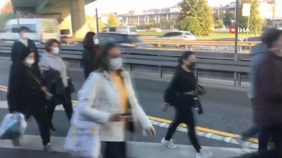 Metrobüs arızalanınca yolcular yürümek zorunda kaldı