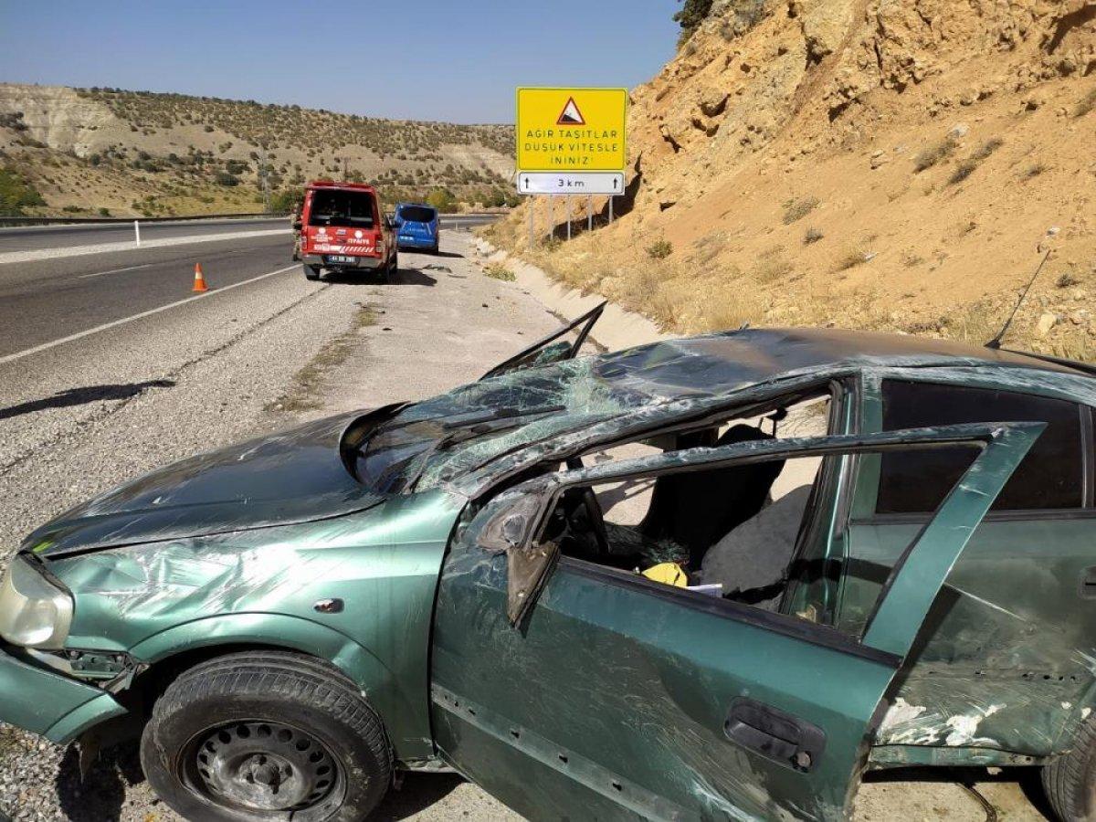 Malatya'da kontrolden çıkan otomobil takla attı