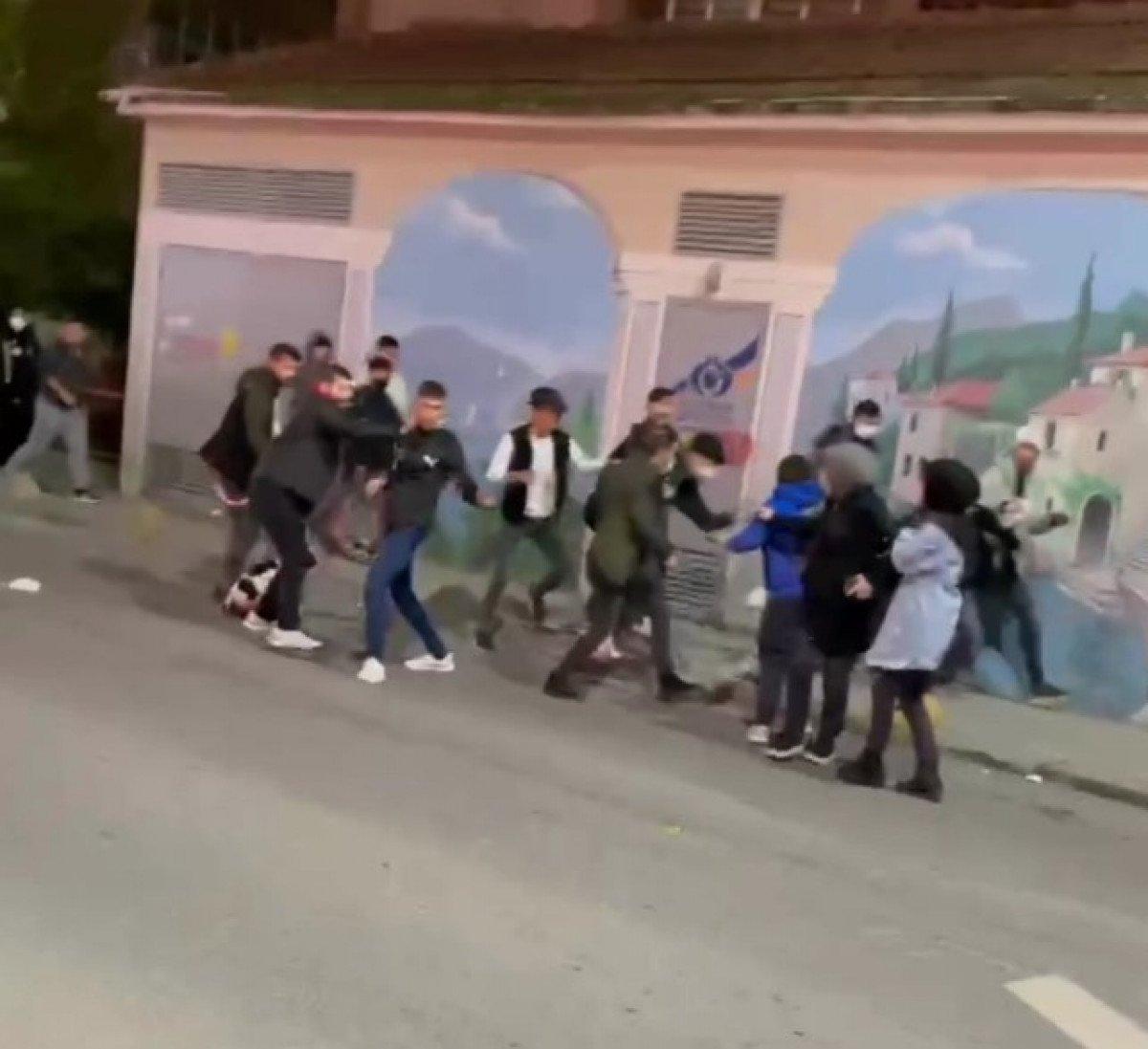 Sultangazi’de öğrenciler, sokak ortasında tekme tokat kavga etti