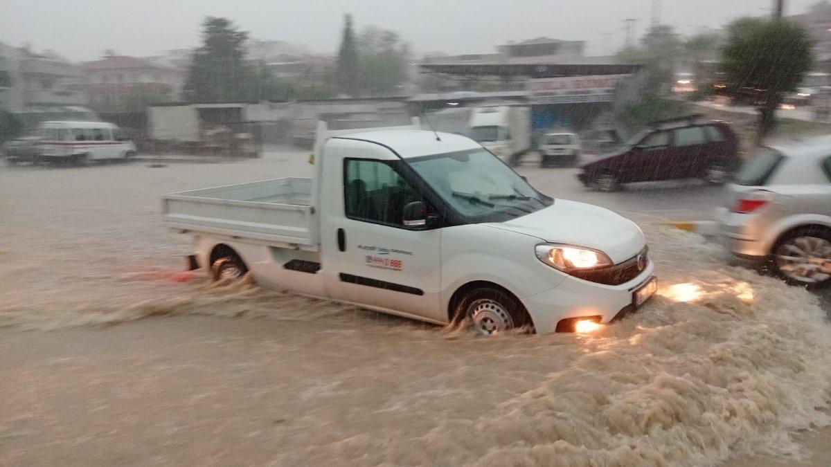İzmir'i sağanak vurdu