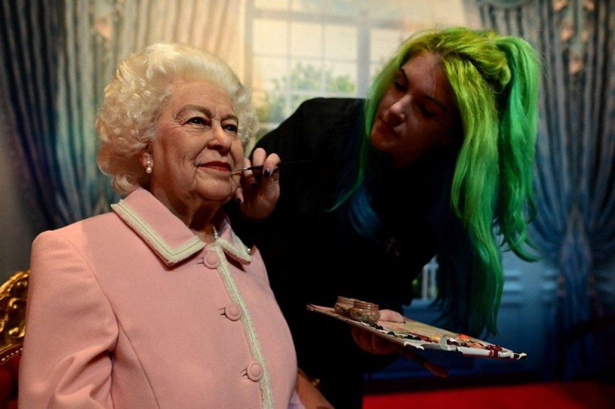 Kraliçe Elizabeth'in heykeli İngiltere sokaklarında