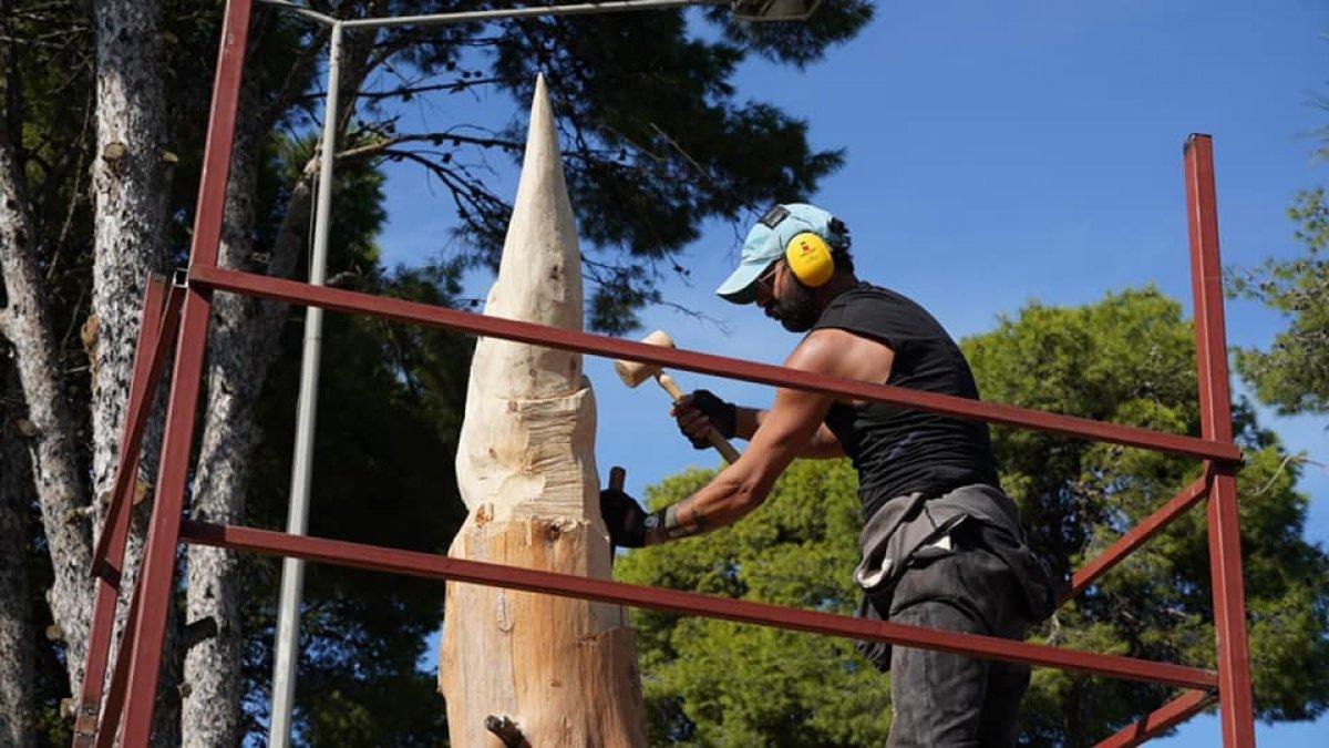 CHP'li Çeşme Belediyesi'nden ağaç heykelleri