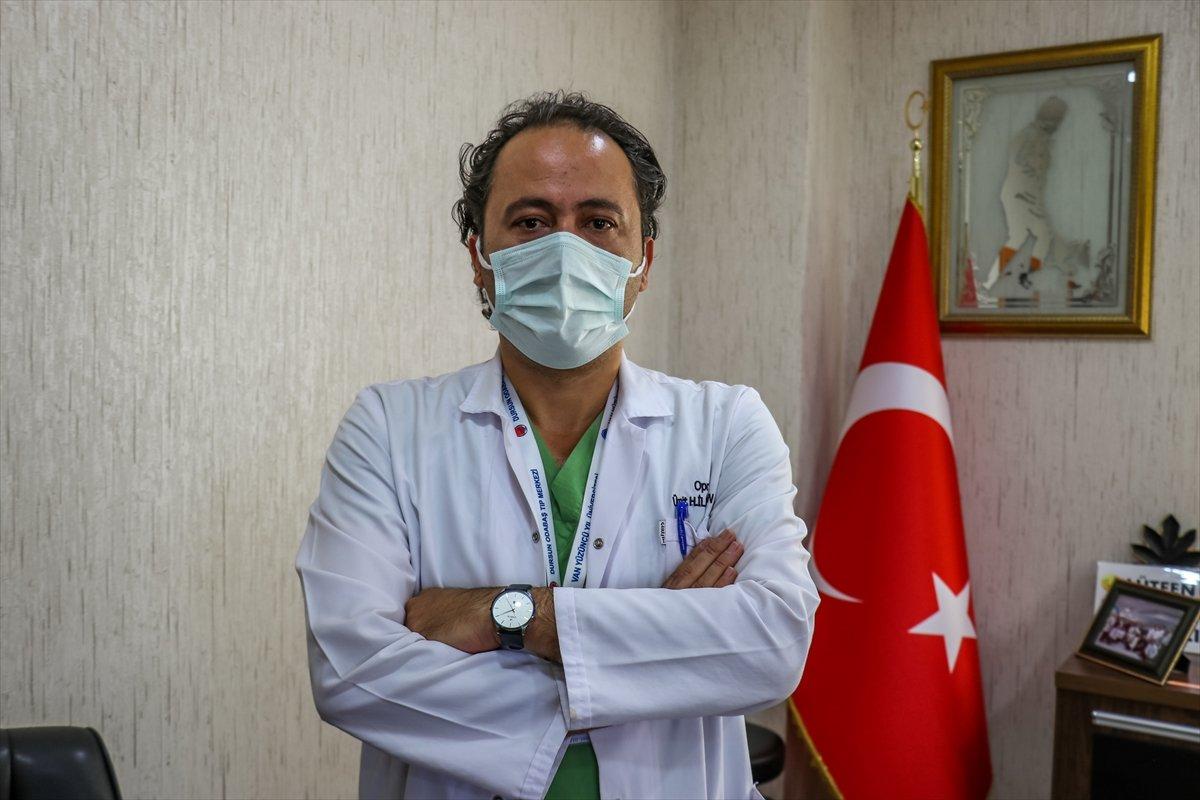 Van'da kovid-19'dan ölen 6 aylık hamile annenin bebeğiyle sağlık çalışanları ilgileniyor