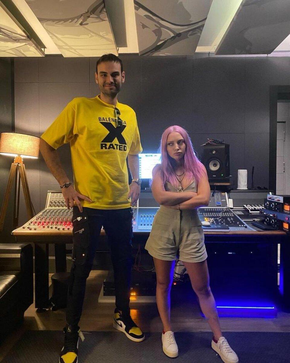 Ece Seçkin, çocuk reyonundan giyiniyor